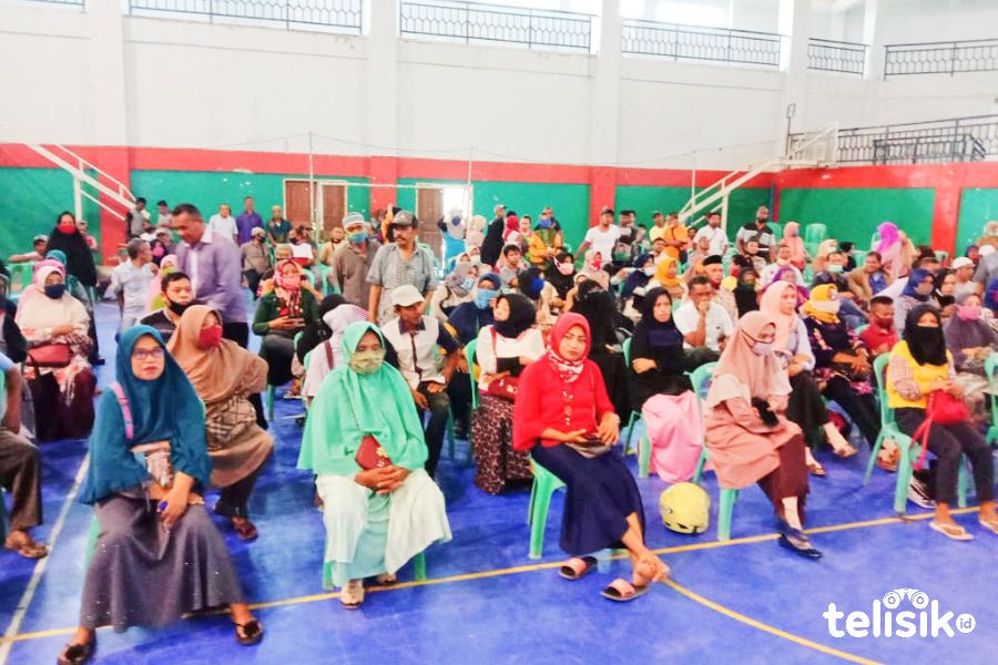 Para pedagang Pasar Laino saat akan menerima bantuan dari Pemkab Muna. Foto: Sunaryo/Telisik