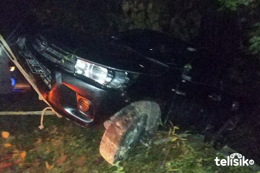 Nampak mobil Pickup sedang dievakuasi dari jurang. Foto: Deni Djohan/Telisik