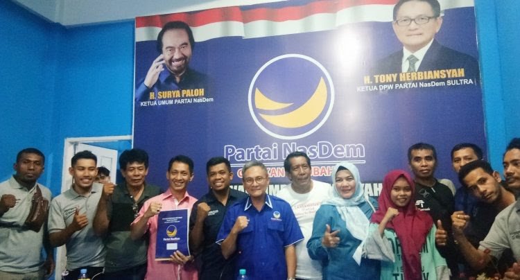 Pasangan Haliana-Ilmiati Daud saat menerima rekomendasi dari Partai NasDem. Foto: Repro Perspektif.id