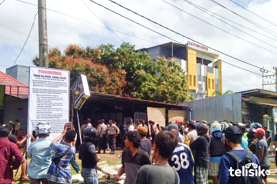 Suasana eksekusi lahan di by pass Kelurahan Korumba, Kecamatan Mandonga, Kota Kendari. Foto: Siswanto Azis/Telisik