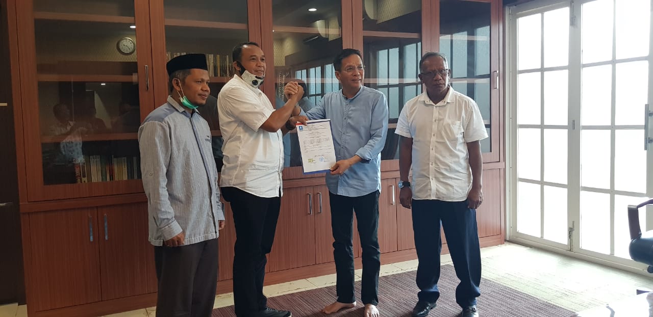 Ketua DPW PAN Sultra, Abdurrahman Shaleh saat memberikan rekomendasi ke pasangan RAPI. Foto: Ist.