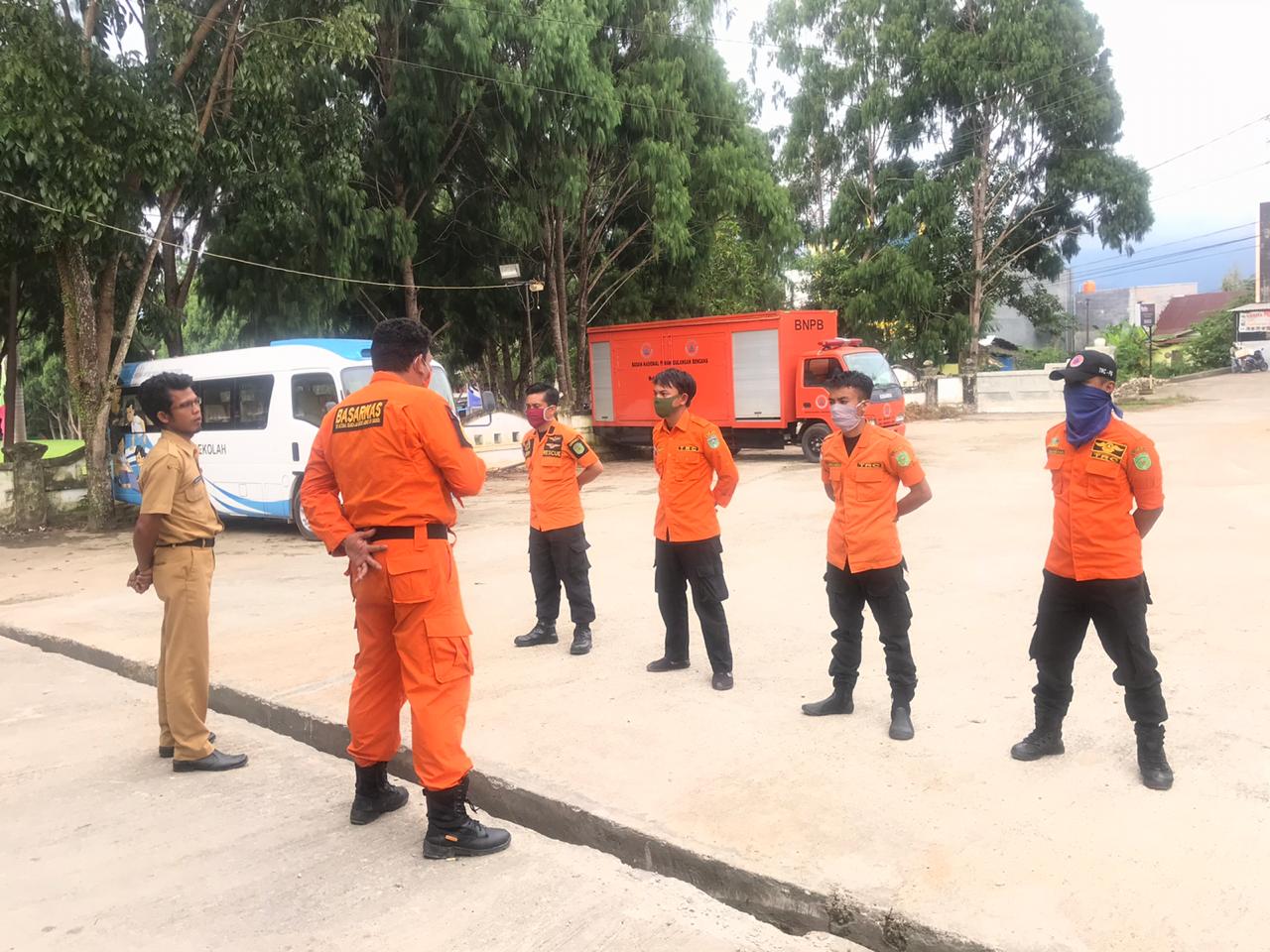Pemberangkatan Tim Rescue Basarnas Kendari menuju lokasi kejadian. Foto: Ist.
