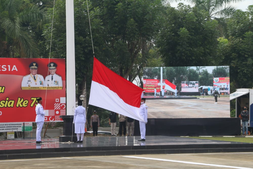 Suasana pengibaran bendera merah putih saat upacara HUT Kemerdekaan ke-75 RI di Rujab Gubernur Sultra. Foto: Ist.