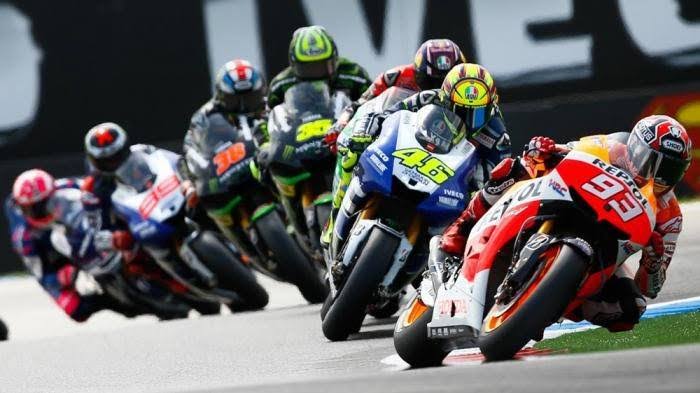 Sejumlah pembalap MotoGP berebut posisi. Foto: Repro google.com