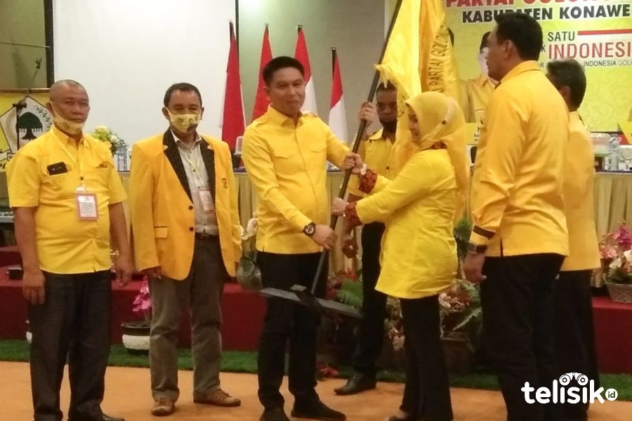 Irham Kalenggo (kiri ketiga) saat menerima Bendera Partai Golkar. Foto: Kardin/Telisik