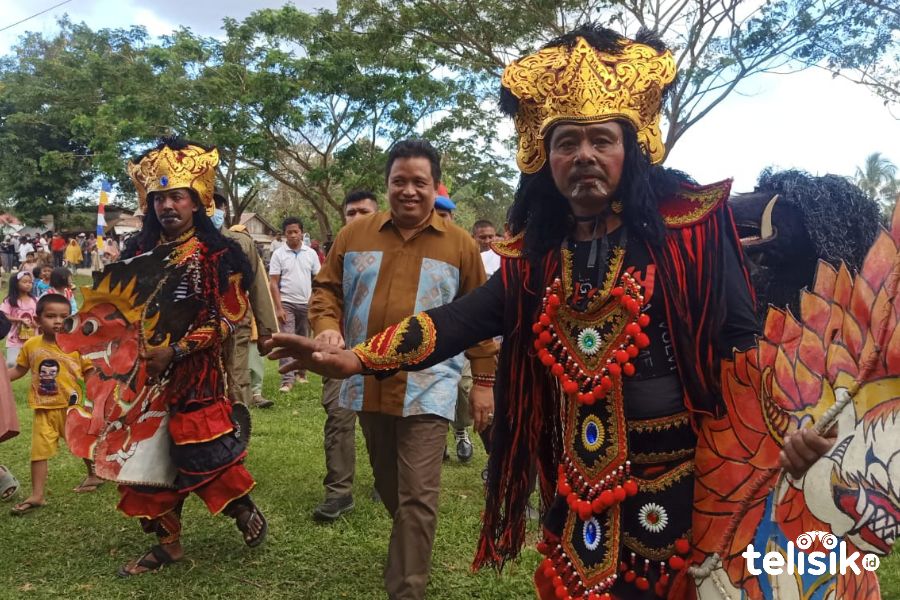 Bupati Muna, LM Rusman Emba disambut warga saat melakukan kunjungan kerja di Kabangka. Foto: Sunaryo/Telisik