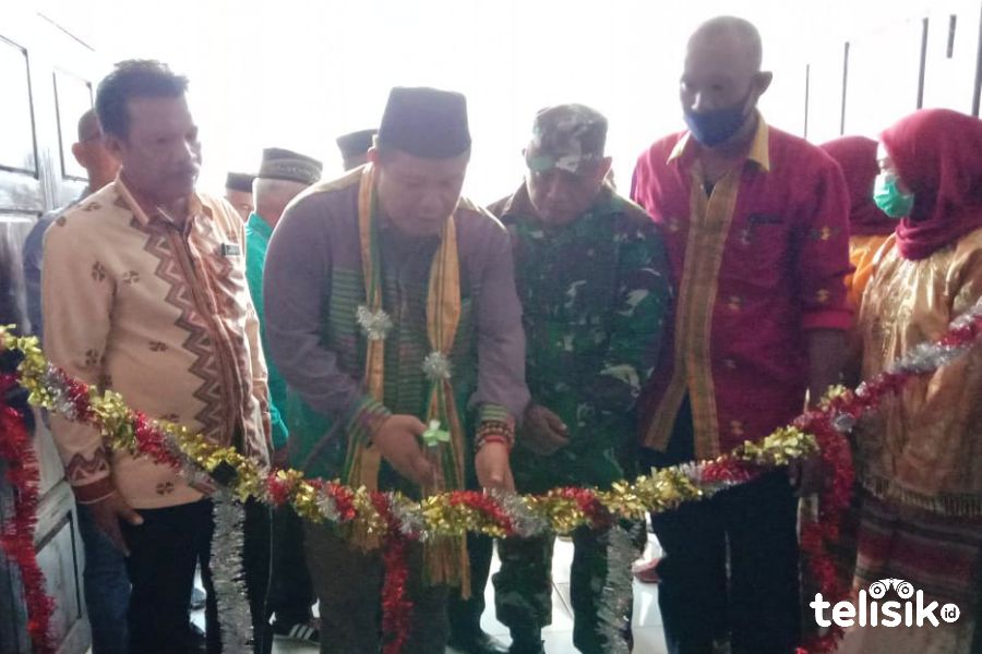 Bupati Muna, LM Rusman Emba meresmikan pasar rakyat Desa Wakadia. Foto: Sunaryo/Telisik