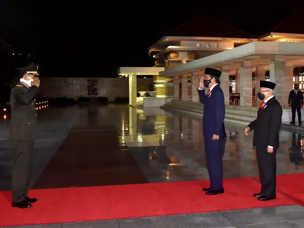 Presiden Jokowi saat memimpin Apel Kehormatan dan Renungan Suci di Taman Makam Pahlawan (TMP) Nasional Utama, Kalibata, Jakarta, Senin, 17 Agustus 2020 pukul 00.00 WIB. Foto: Ist.
