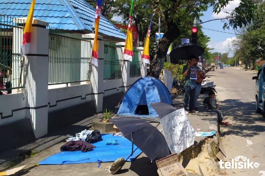Aksi Solidaritas di depan Kejari Kendari. Foto: Siswanto Azis/Telisik