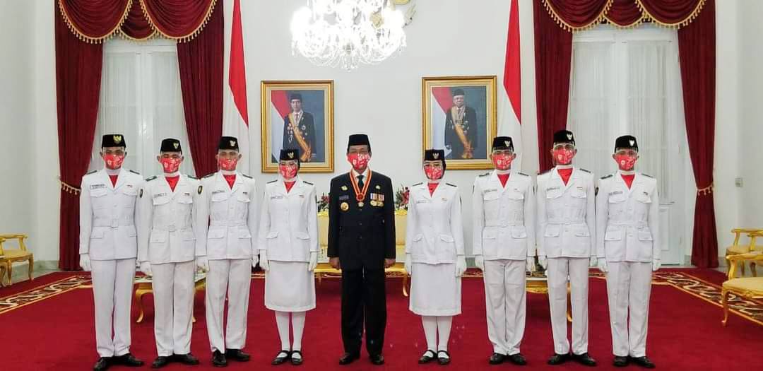 Gubernur DIY berfoto bersama petugas Paskibra. Foto: Ist.
