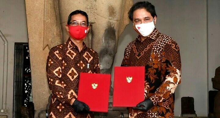 Kasetpres, Budi Hartono secara simbolis menyerahkan keris ke Direktur Jenderal Kebudayaan, Kementerian Pendidikan dan Kebudayaan, Hilmar Farid. Foto: Ist.