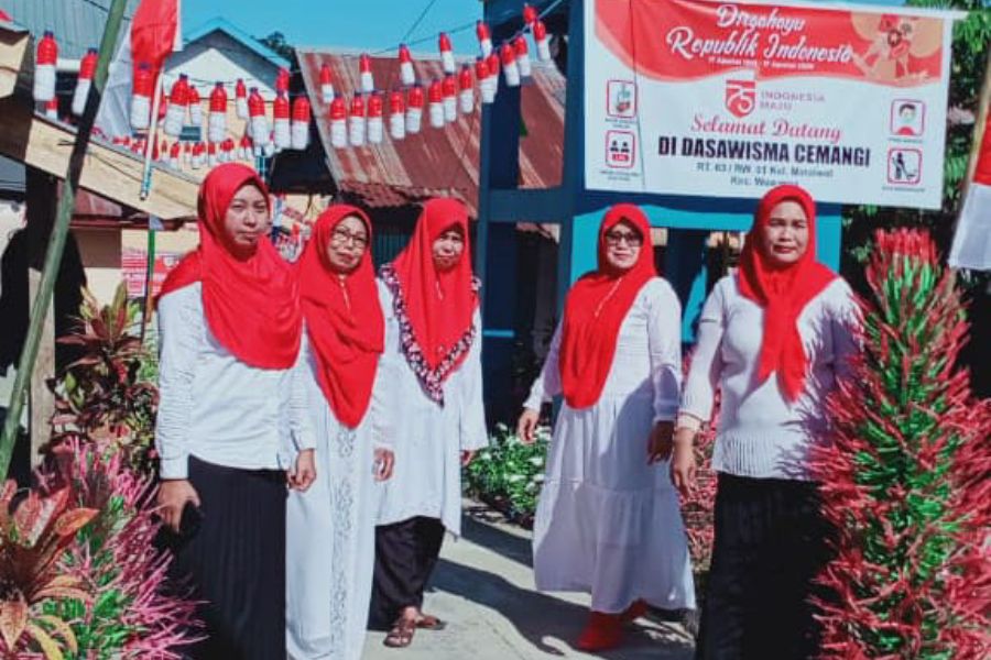 Pandriani bersama ibu-ibu Dasawisma RT 03 RW 01 Kelurahan Mataiwoi, Kecamatan Wua-wua. Foto: Ist.