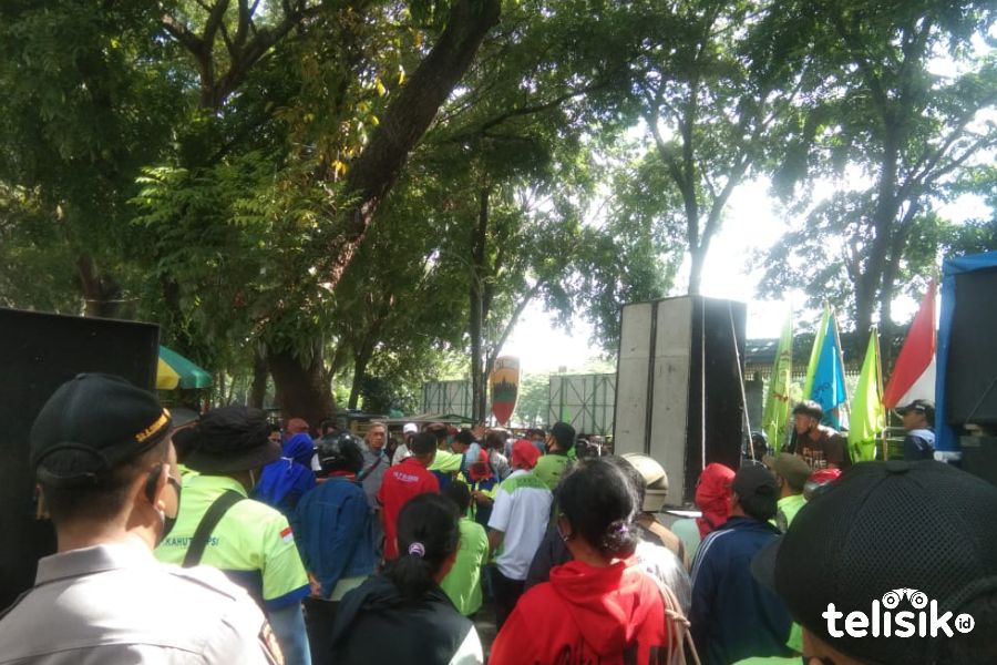 Aksi buruh di DPRD Sumatera Utara. Foto: Ones Lawolo/Telisik