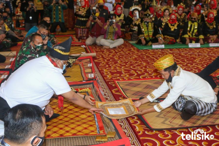Prosesi penyerahan adat (Kalosara) dari Tolea ke Gubernur Ali Mazi. Foto: Siswanto Azis/Telisik