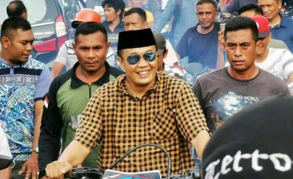 Bakal calon Bupati Muna, LM Rajiun Tumada (memakai kacamata). Foto: Ist.