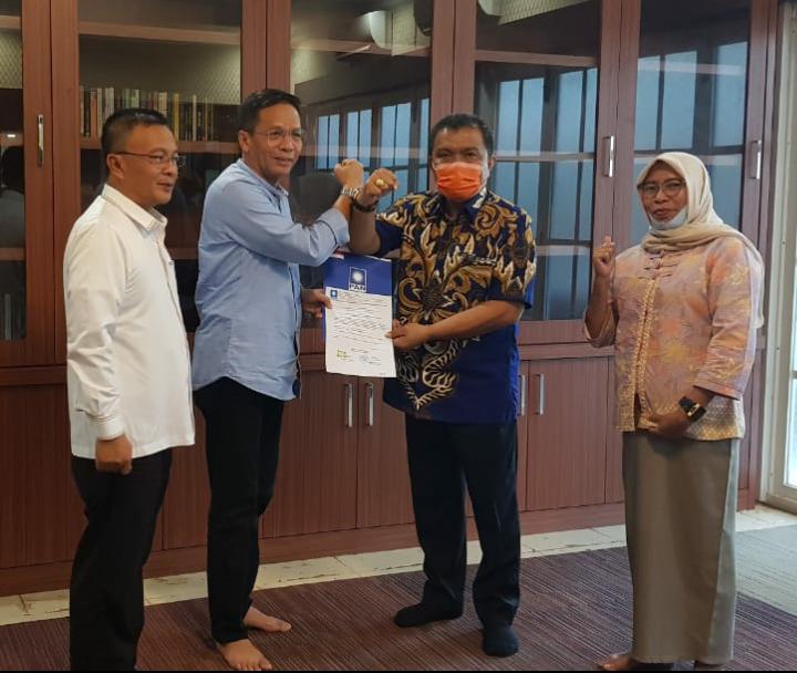Ketua DPW PAN Sultra, Abdurrahman Shaleh saat menyerahkan rekomendasi ke Arhawi. Foto: Ist.