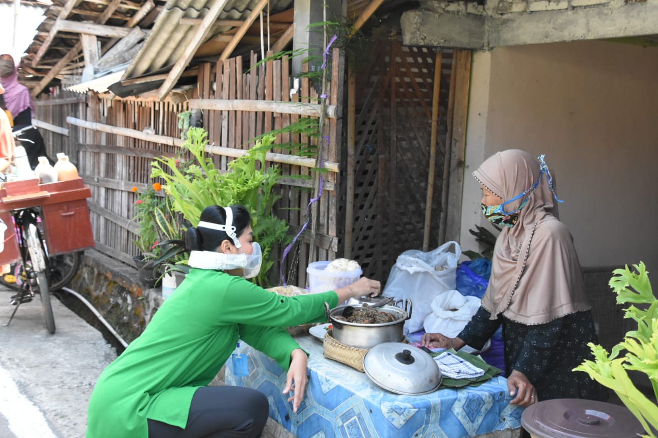 Hetty Andika Perkasa kunjungi Yufa Febriani, penderita hidrocepalus di Magelang. Foto: Ist.