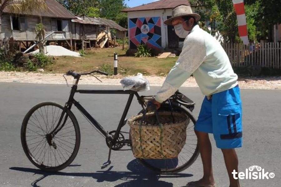 La Ode Omi sedang menjajakan jualannya. Foto: Wahyu Prayama/Telisik