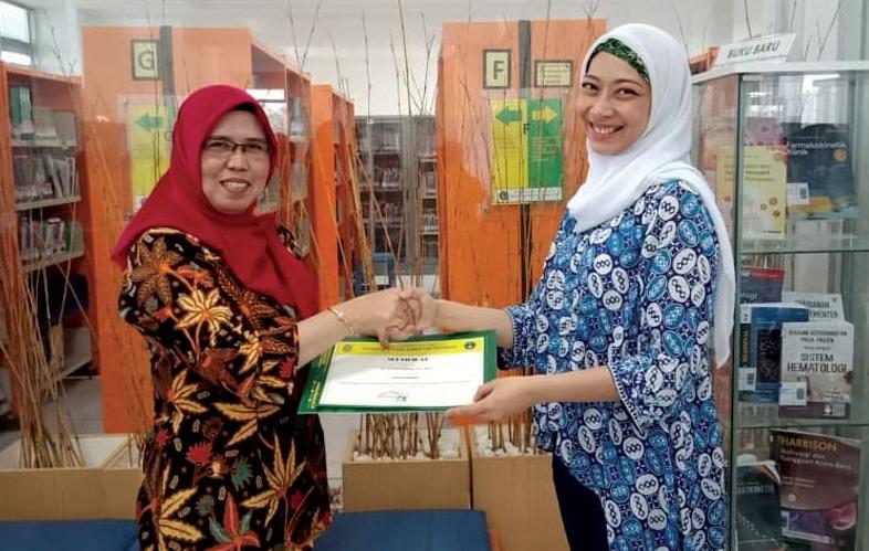 Dr Purwani Istiana sebagai pustakawan berprestasi. Foto: Ist.