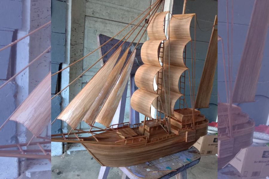 Miniatur kapal pinisi berbahan dasar bambu. Foto: Ist.