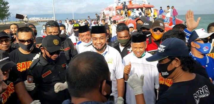 Pasangan Rajiun-La Pili (baju putih). Foto: Ist.
