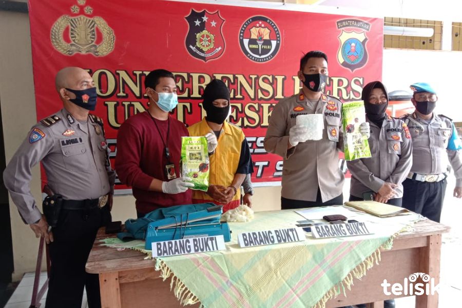 Seorang terduga pelaku pengguna dan pengedar narkotika jenis sabu saat dipaparkan di Polsek Percut Sei Tuan. Foto: Ones Lawolo/Telisik