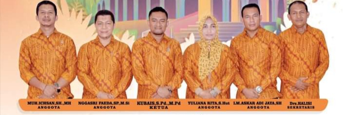 Ketua KPU Muna, Kubais beserta anggota dan sekretaris KPU. Foto: Ist.