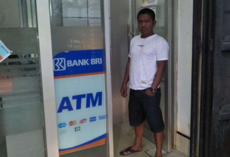 Korban, Zainal saat berada di ATM BRI Lambuya. Foto: Ist.