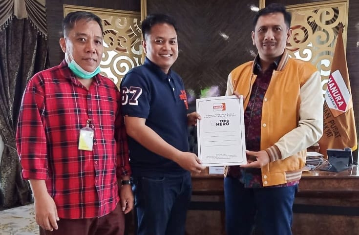 Rusmin-Senawan saat menerima SK B1KWK Partai Hanura. Foto: Ist.