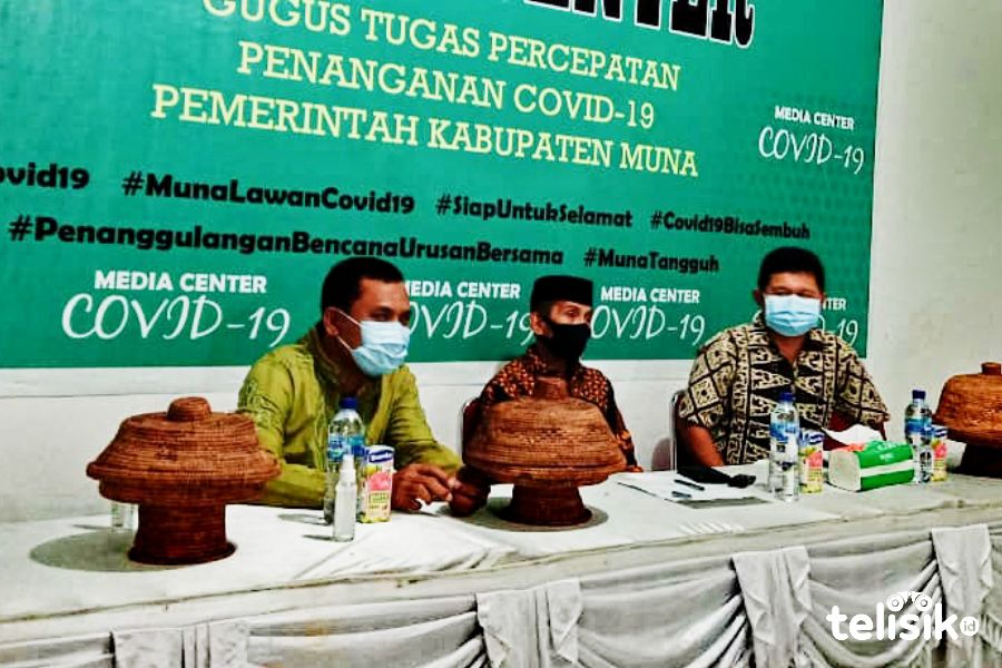Jubir Satgas COVID-19 Muna, Dr La Odr Ahmad Wahid Agigi (ujung kanan) bersama Direktur RS, dr Muhamad Marlin dan Asisten I,  LM Ruslan Ibu. Foto: Sunaryo/Telisik