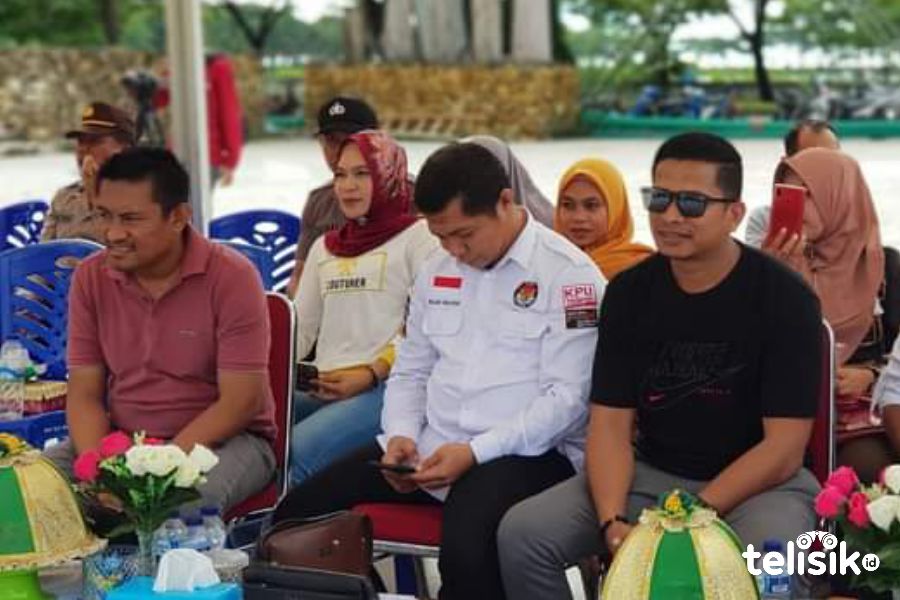 Komisioner KPU Muna, Muh. Ichsan (baju hitam) bersama Ketua KPU, Kubais dan komisioner lainnya. Foto: Sunaryo/Telisik
