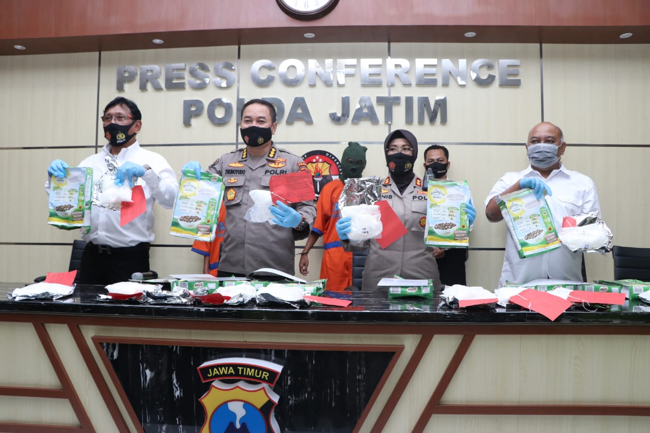 Polisi saat merilis hasil penangkapan pengedar sabu. Foto: Ist.