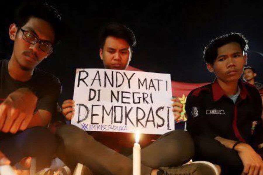 Rekan-rekan Randi saat melakukan malam renungan atas insiden penembakan mahasiswa UHO itu. Foto: Siswanto Azis/Telisik