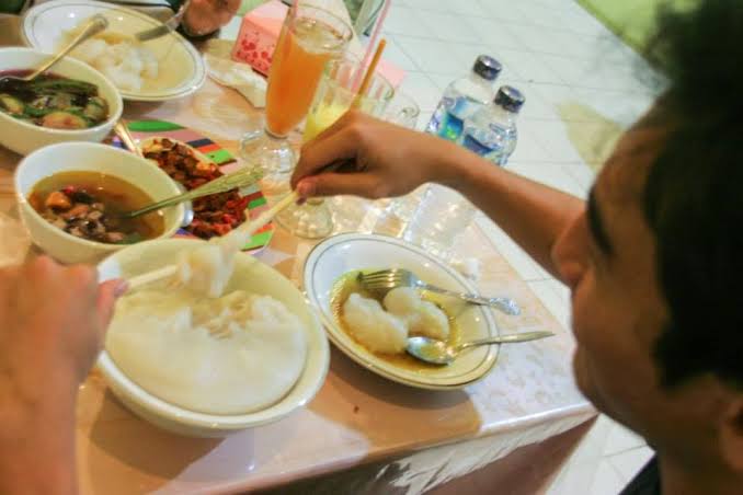 Seorang sedang menyantap Sinonggi. Foto: Repro google.com
