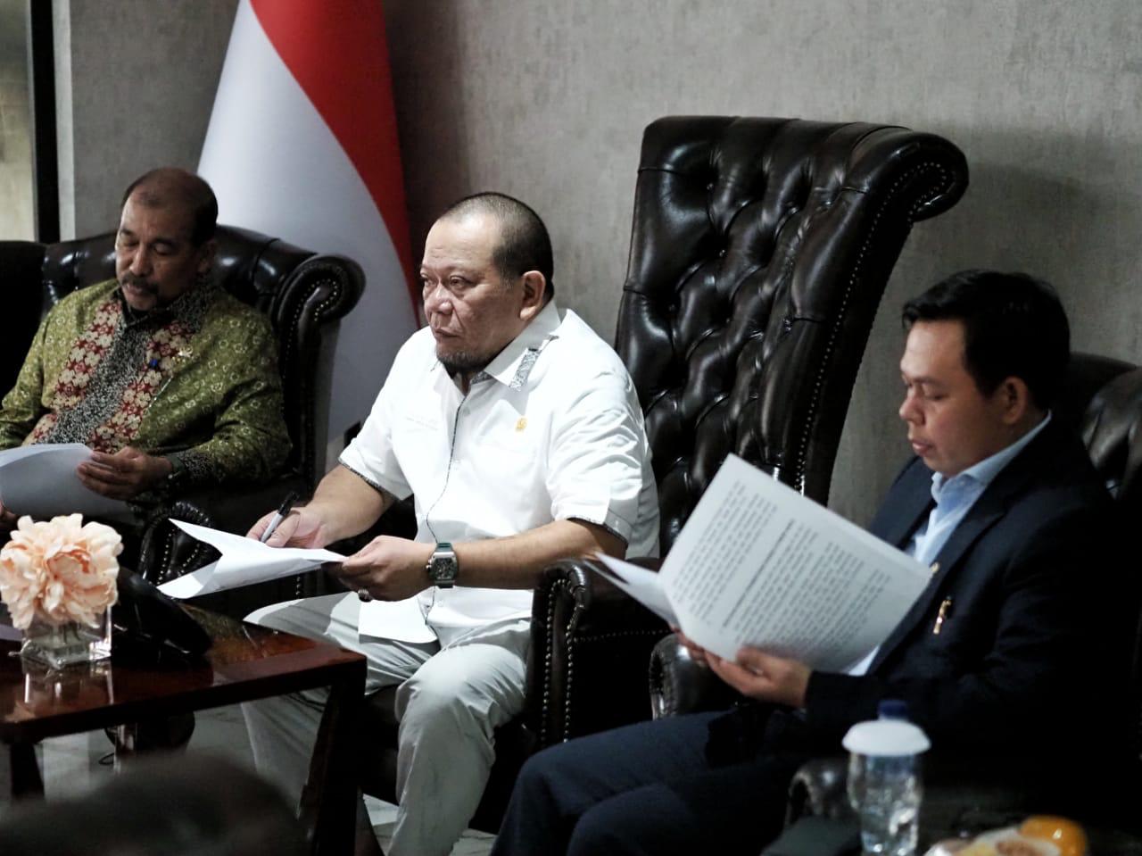 Pimpinan DPD RI, La Nyalla Matalitti, Nono Sampono dan Sultan Najamudin. Foto: Ist.