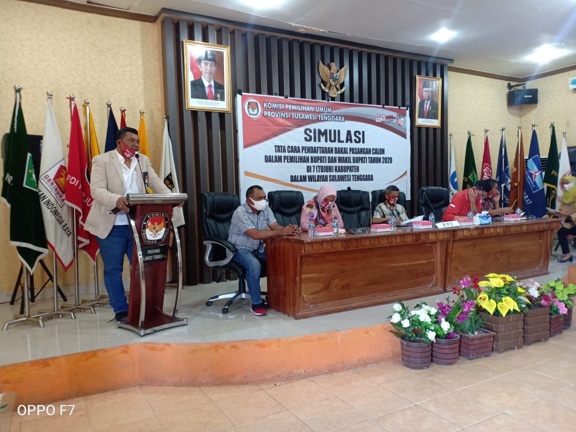 Ketua KPU Sultra membuka simulasi tahapan pendaftaran bakal pasangan calon bupati dan wakil bupati. Foto: Ist.