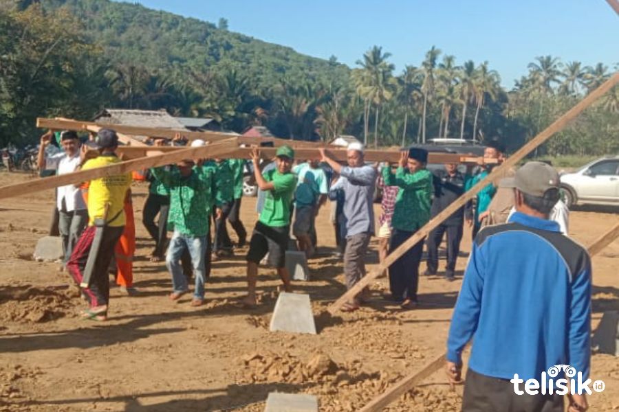 Suasana peletakan batu pertama dan pembangunan tiang Mushala Ponpes Madinah Al-Munawwarah. Foto: Hir Abrianto/Telisik