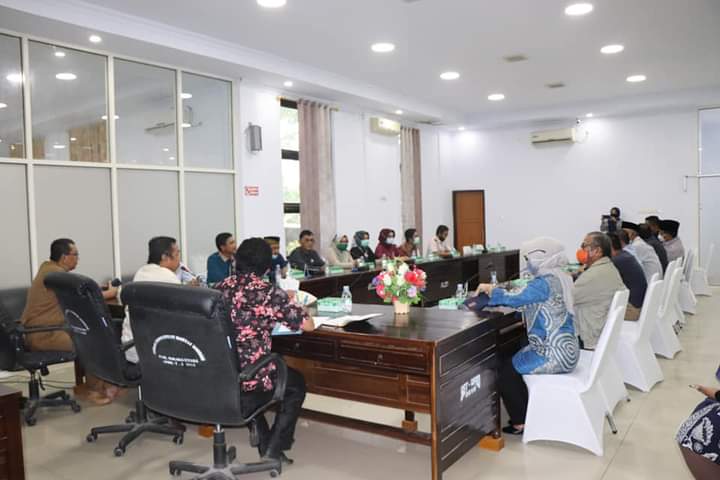 Ketua bersama anggota  Komisi II DPRD Kolaka Utara saat menerima kunjungan anggota komisi II DPRD Wajo. Foto: Ist.