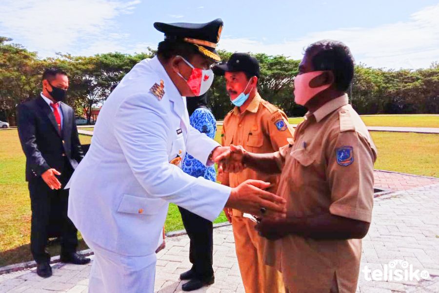 Bupati Muna, LM Rusman Emba menyerahkan kunci motor pada penyuluh pertanian. Foto: Sunaryo/Telisik