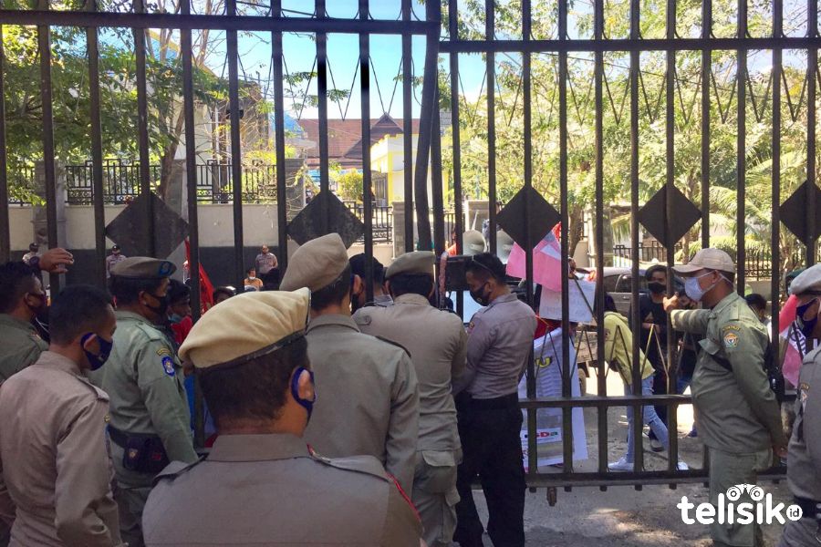Massa unjukrasa di gedung DPRD Sultra. Foto: Siswanto Azis/Telisik
