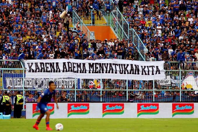 Suporter Arema FC riuh memberi dukungan kepada club andalannya. Foto: Repro google.com