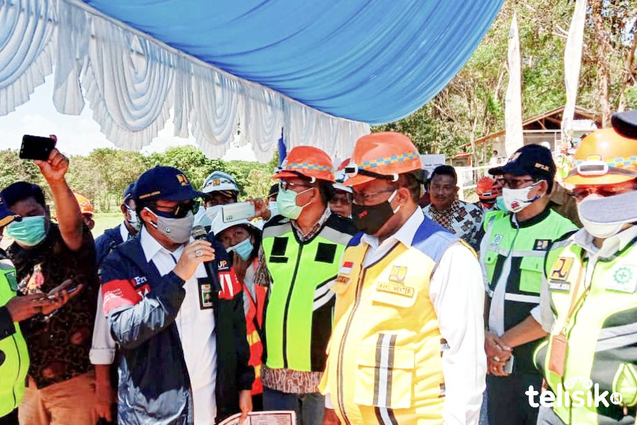 Wakil Menteri PUPR, Jhon Wempi Wetipo (Jaket Kuning) saat kunjungan kepengerjaan jembatan Rahabangga di Konawe. Foto: Muh. Surya Putra/Telisik