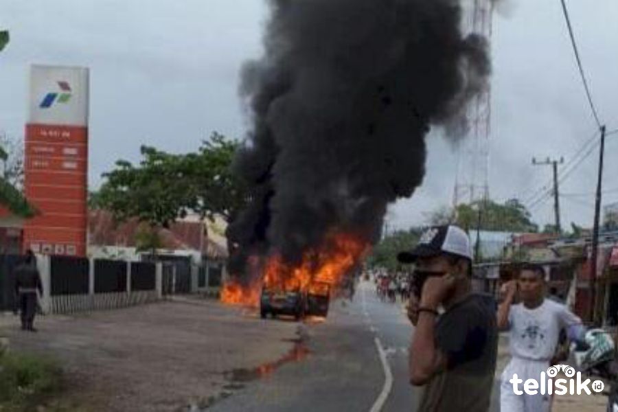 Kondisi Mini Bus yang terbakar Foto: Mutarfin/Telisik