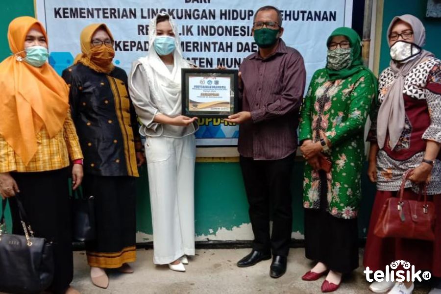Anggota DPD RI, Wa Ode Rabia Al Adawia menyerahkan SK pemberian beasiswa pada Kadikbud Muna, Ashar Dulu. Foto: Sunaryo/Telisik