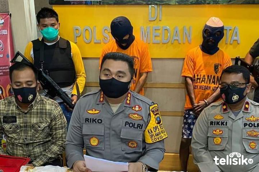 Kapolrestabes Medan, Kombes Pol Riko Sunarko bersama Kapolsek Medan Kota, Kompol Muhammad Rikki dan Kanit Reskrim, Iptu Inul Yaqin saat konferensi pers. Foto: Ones Lawolo/Telisik
