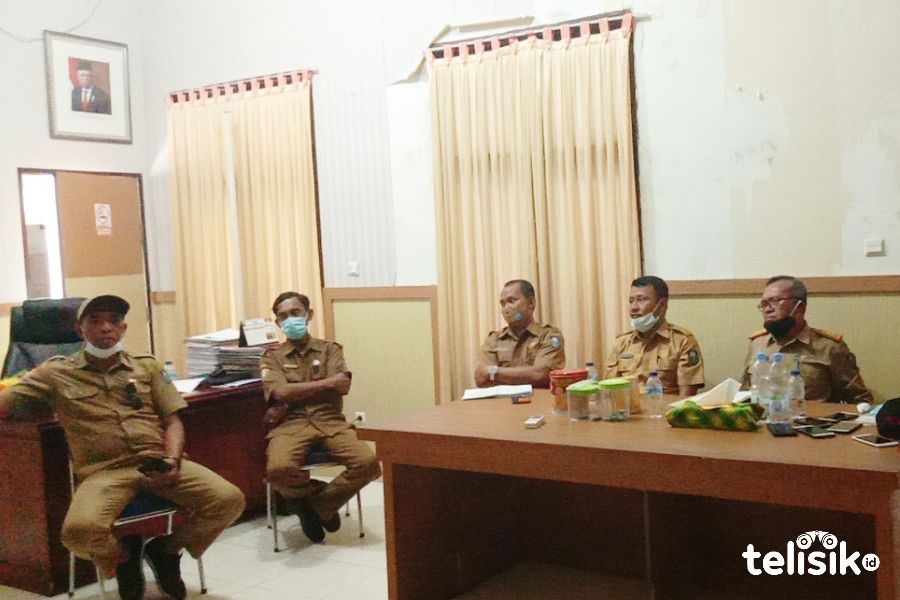 Asisten I Setda Wakatobi, Nursiddiq (ketiga dari kiri). Foto: Mohamad Lukman Saputra/Telisik
