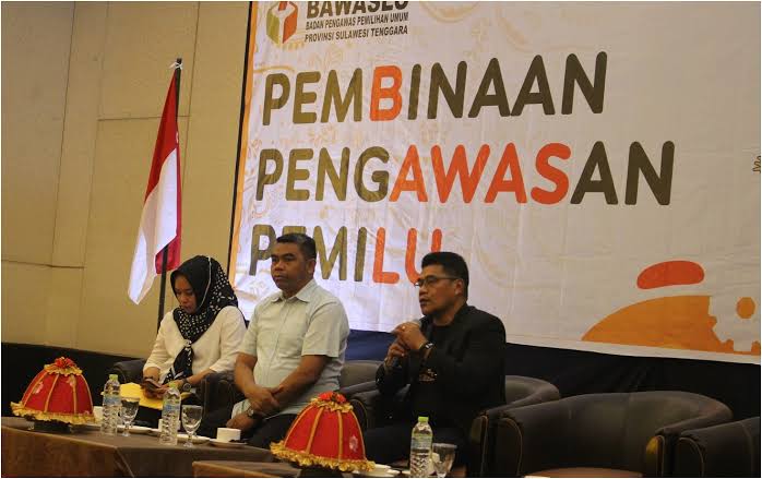 Ketua Bawaslu Sulawesi Tenggara, Hamiruddin Udu (tengah). Foto: Repro Google.com