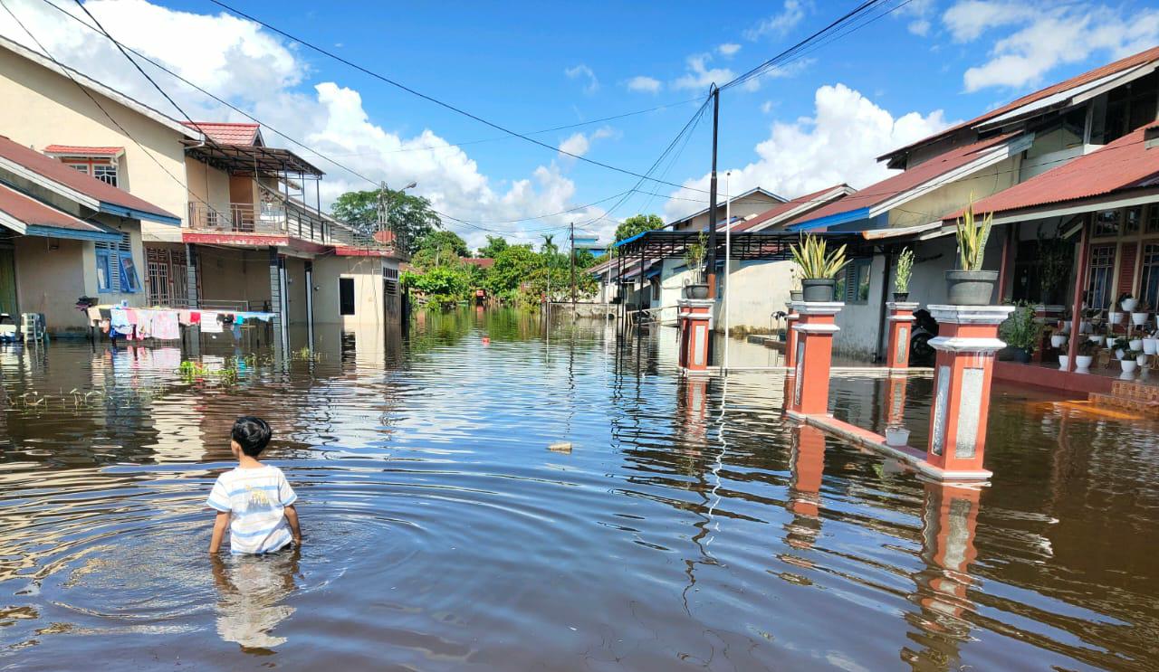 Salah satu areal pemukiman yang terendam banjir di Kabupaten Kapuas Hulu, Kalimantan Tengah. Foto: Ist.
