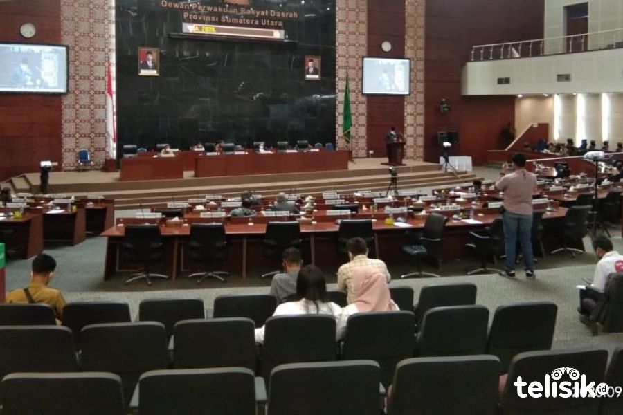 Nampak kursi anggota DPRD Sumut di Rapat Paripurna banyak yang Kosong. Foto: Ones Lawolo/Telisik
