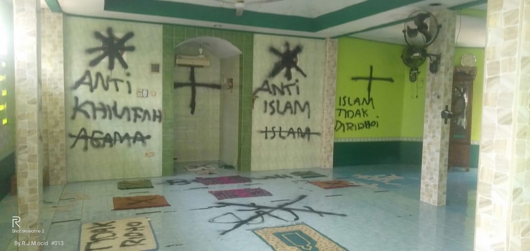 Mushola Darussalam yang dicoret-coret oleh orang tak dikenal. Foto: Ist.